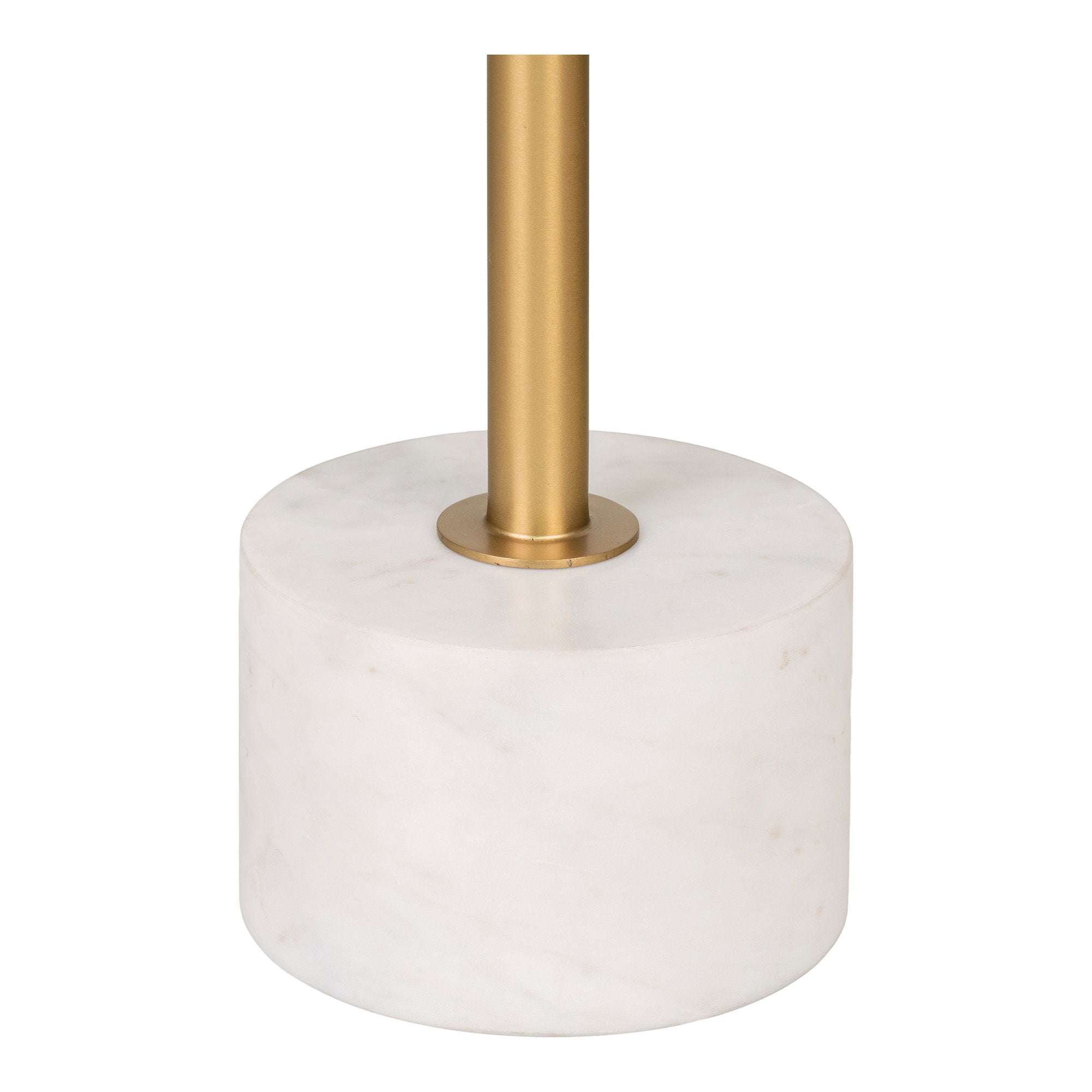 Detail van de cilindervormige witte marmeren voet van de House Nordic Lecco bijzettafel met matte messingkleurige kolom